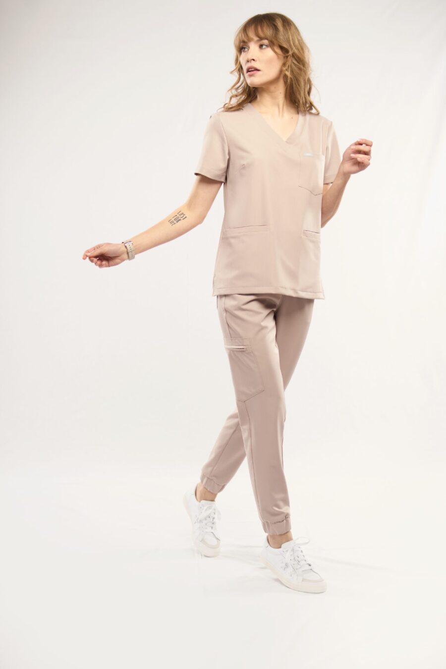 beżowe joggery medyczne damskie (SAND BEIGE) - przód